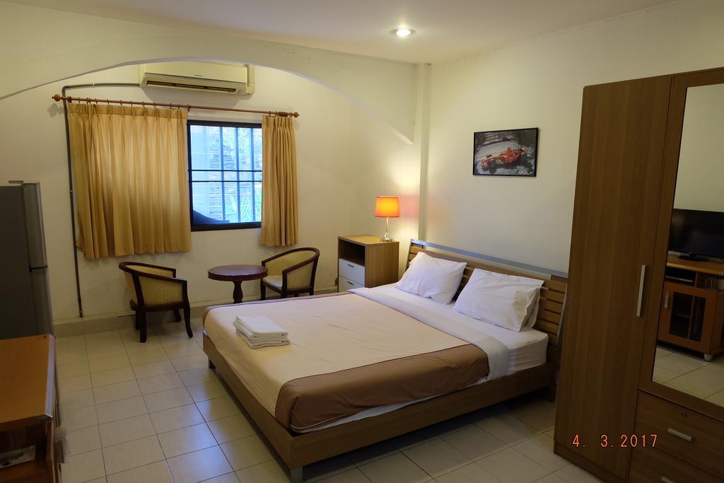 Piccolo Restaurant And Guest House Паттайя Экстерьер фото